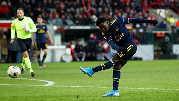 Bukayo Saka z Arsenalu pálí na branku Lutychu. Bukayo Saka z Arsenalu pálí na branku Lutychu.