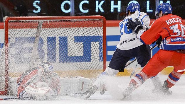 Před brankářem Alexanderem Salákem dojíždí Fin Michael Keranen (uprostřed) a Jakub Krejčík. Před brankářem Alexanderem Salákem dojíždí Fin Michael Keranen (uprostřed) a Jakub Krejčík.