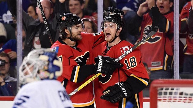 Matt Stajan (18) z Calgary jásá s Michaelem Frolíkem (67) po gólu proti Torontu. Matt Stajan (18) z Calgary jásá s Michaelem Frolíkem (67) po gólu proti Torontu.