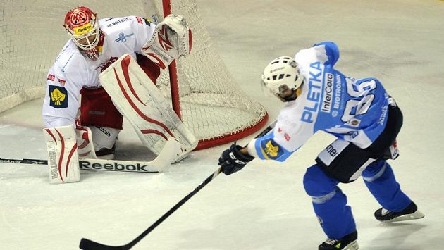 Na třiceckého brankáře Šimona Hrubce si plzeňští hokejisté tentokrát nepřišli. Nepřekonal ho ani Václav Pletka. Na třiceckého brankáře Šimona Hrubce si plzeňští hokejisté tentokrát nepřišli. Nepřekonal ho ani Václav Pletka.