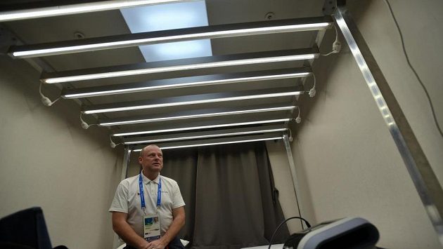 Vedoucí lékař české výpravy Jiří Neumann hovoří o zařízení pojmenovaném světelný déšť, který využívá k práci s českými sportovci v olympijské vesnici. Světelný déšť je silné záření. Mělo by to přispět k rychlejší aklimatizaci, prý pomůže i zvýšit výkonnost. Funguje centrálně přes mozek. Vedoucí lékař české výpravy Jiří Neumann hovoří o zařízení pojmenovaném světelný déšť, který využívá k práci s českými sportovci v olympijské vesnici. Světelný déšť je silné záření. Mělo by to přispět k rychlejší aklimatizaci, prý pomůže i zvýšit výkonnost. Funguje centrálně přes mozek.