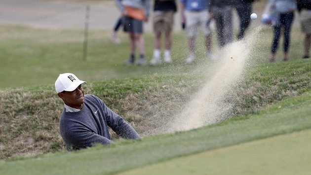 Tiger Woods v akci při turnaji Match Play ve hře na jamky na hřišti v Austinu. Tiger Woods v akci při turnaji Match Play ve hře na jamky na hřišti v Austinu.