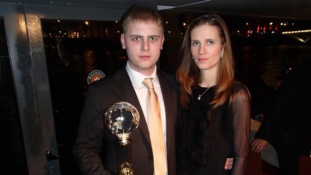 Michal Matějovský v Paříži s manželkou Zuzanou a trofejí za druhé místo v evropském šampionátu. Michal Matějovský v Paříži s manželkou Zuzanou a trofejí za druhé místo v evropském šampionátu.