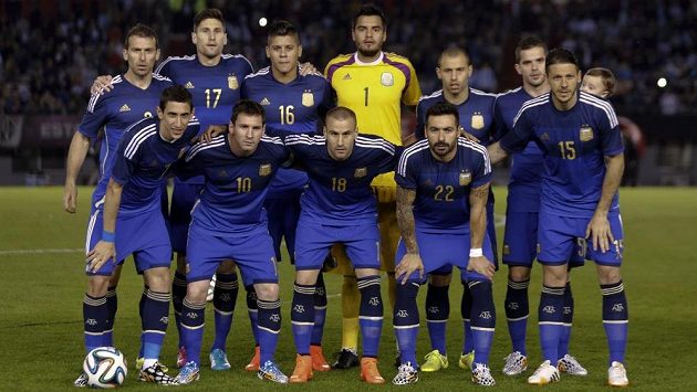 Argentina patří k největším adeptům na zlato. Horní řada zleva: Hugo Campagnaro, Federico Fernández, Marcos Rojo, brankář Sergio Romero, Javier Mascherano a Fernando Gago. Dolní zleva Ángel Di María, Lionel Messi, Rodrigo Palacio, Ezequiel Lavezzi a Martín Demichelis. Argentina patří k největším adeptům na zlato. Horní řada zleva: Hugo Campagnaro, Federico Fernández, Marcos Rojo, brankář Sergio Romero, Javier Mascherano a Fernando Gago. Dolní zleva Ángel Di María, Lionel Messi, Rodrigo Palacio, Ezequiel Lavezzi a Martín Demichelis.