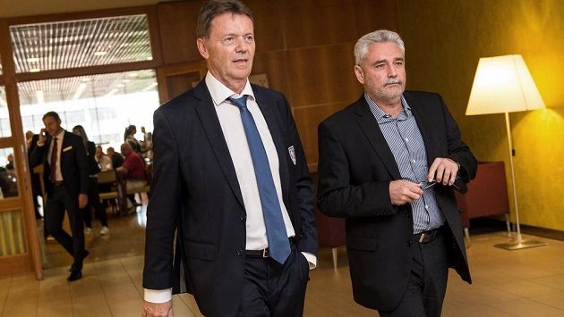 Místopředseda FAČR Roman Berbr (vlevo) během Valné hromady FAČR. Místopředseda FAČR Roman Berbr (vlevo) během Valné hromady FAČR.