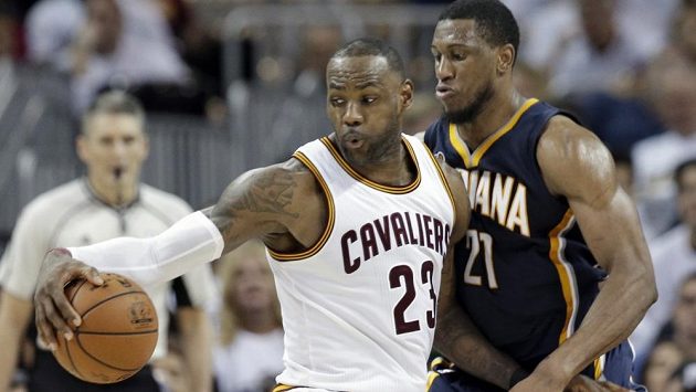 Lebron James (vlevo) obchází v prvním utkání play off Thaddeuse Younga z Indiany. Lebron James (vlevo) obchází v prvním utkání play off Thaddeuse Younga z Indiany.