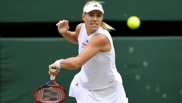 Německá tenistka Angelique Kerberová v akci během semifinále dvouhry ve Wimbledonu. Německá tenistka Angelique Kerberová v akci během semifinále dvouhry ve Wimbledonu.