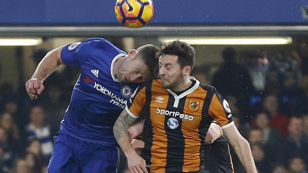 Gary Cahill (vlevo) z Chelsea a Ryan Mason z Hullu. Gary Cahill (vlevo) z Chelsea a Ryan Mason z Hullu.