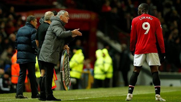 Kde je problém? jako kdyby se ptal trenér Manchesteru United José Mourinho (vlevo) svého svěřence Romela Lukakua. Belgický útočník se momentálně trápí v koncovce. Kde je problém? jako kdyby se ptal trenér Manchesteru United José Mourinho (vlevo) svého svěřence Romela Lukakua. Belgický útočník se momentálně trápí v koncovce.