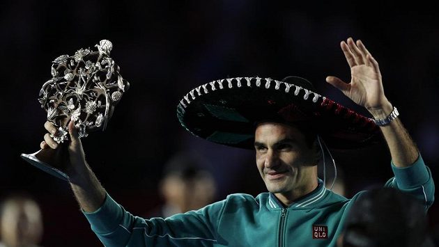 Švýcar Roger Federer po vítězství nad Alexandrem Zverevem v exhibičním utkání v Mexiku. Švýcar Roger Federer po vítězství nad Alexandrem Zverevem v exhibičním utkání v Mexiku.