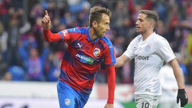 Tomáš Hořava (vlevo) slaví první branku Plzně. Vpravo je Alexandru Chipciu ze Sparty. Tomáš Hořava (vlevo) slaví první branku Plzně. Vpravo je Alexandru Chipciu ze Sparty.