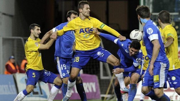 Liberecký obránce Renato Kelič v souboji s teplickým zadákem Davidem Jablonským. Liberecký obránce Renato Kelič v souboji s teplickým zadákem Davidem Jablonským.