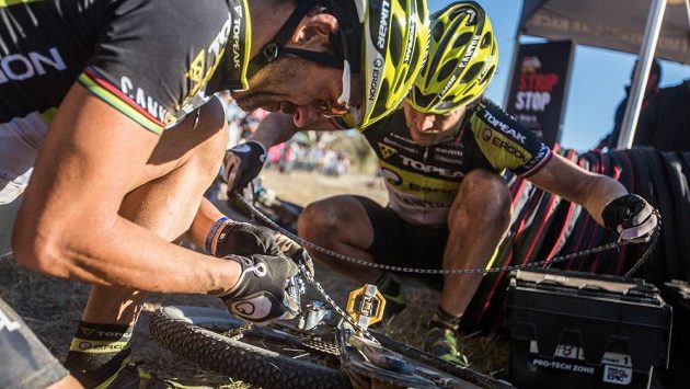 Kristián Hynek (vpravo) a Alban Lakata opravují přetržený řetěz při páteční etapě Cape Epic. Kristián Hynek (vpravo) a Alban Lakata opravují přetržený řetěz při páteční etapě Cape Epic.