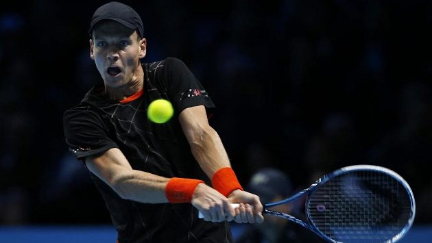 Český tenista Tomáš Berdych na ilustračním snímku v utkání proti Stanislasi Wawrinkovi na Turnaji mistrů. Český tenista Tomáš Berdych na ilustračním snímku v utkání proti Stanislasi Wawrinkovi na Turnaji mistrů.