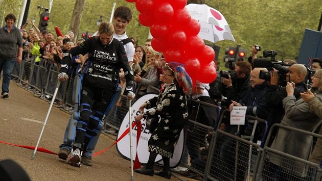 Claire Lomas překonává cílovou pásku londýnského maratónu. Claire Lomas překonává cílovou pásku londýnského maratónu.