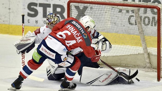 Brankář Chomutova Justin Peters inkasuje v duelu s Pardubicemi pátý gól, překonal ho Brian Ihnačák. Brankář Chomutova Justin Peters inkasuje v duelu s Pardubicemi pátý gól, překonal ho Brian Ihnačák.