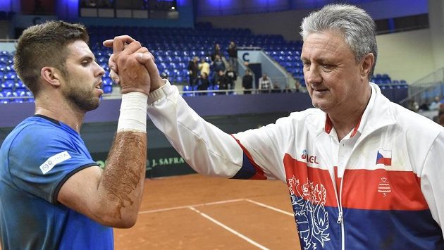 Jiří Veselý z České republiky a kapitán české reprezentace Jaroslav Navrátil se radují z celkového vítězství. Jiří Veselý z České republiky a kapitán české reprezentace Jaroslav Navrátil se radují z celkového vítězství.