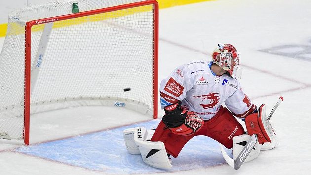 Brankář Marek Mazanec z Třince dostává v Hradci Králové gól. Brankář Marek Mazanec z Třince dostává v Hradci Králové gól.