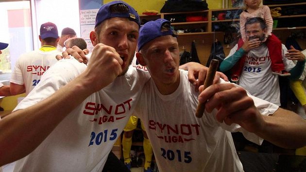V šatně fotbalistů Varnsdorfu došlo po pojištění postupu do první ligy i na vítězné doutníky. V šatně fotbalistů Varnsdorfu došlo po pojištění postupu do první ligy i na vítězné doutníky.