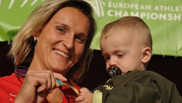Barbora Špotáková a její dvě zlata. Barbora Špotáková a její dvě zlata.