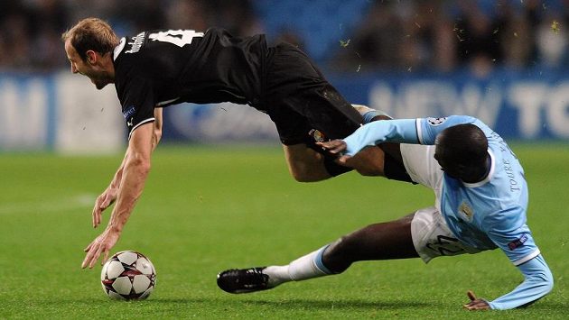 Yaya Touré z Manchesteru City (vpravo) fauluje plzeňského obránce Romana Hubníka během utkání Ligy mistrů na Etihad Stadium. Yaya Touré z Manchesteru City (vpravo) fauluje plzeňského obránce Romana Hubníka během utkání Ligy mistrů na Etihad Stadium.