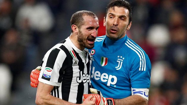 Dvě ikony Juventusu Turín - brankář Gianluigi Buffon a zadák Giorgio Chiellini mají smlouvu se Starou dámou i pro příští sezonu. Dvě ikony Juventusu Turín - brankář Gianluigi Buffon a zadák Giorgio Chiellini mají smlouvu se Starou dámou i pro příští sezonu.