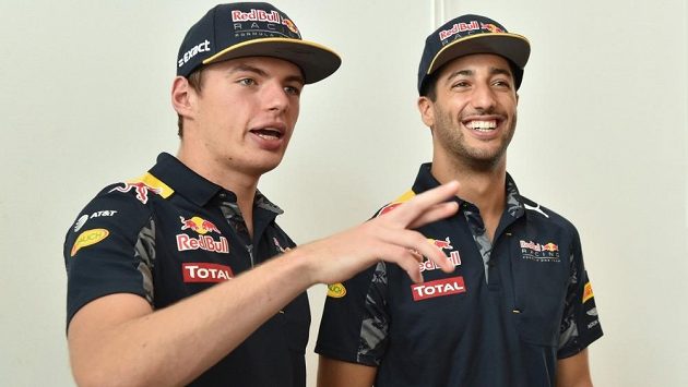 Max Verstappen (vlevo) a Daniel Ricciardo. Max Verstappen (vlevo) a Daniel Ricciardo.