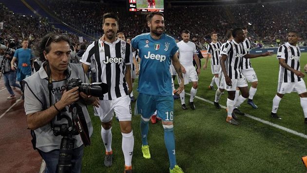 Carlo Pinsoglio (16) po zápase s AS Řím. Po jeho boku je Sami Khedira. Carlo Pinsoglio (16) po zápase s AS Řím. Po jeho boku je Sami Khedira.