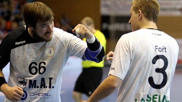 Plzeňští házenkáři Jakub Šindelář (vlevo) a Jiří Fořt během rozhodujícího střetnutí. Plzeňští házenkáři Jakub Šindelář (vlevo) a Jiří Fořt během rozhodujícího střetnutí.