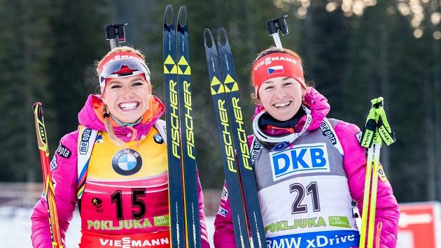 Gabriela Soukalová s Veronikou Vítkovou se jen těsně nevešly na stupně vítězek. Gabriela Soukalová s Veronikou Vítkovou se jen těsně nevešly na stupně vítězek.