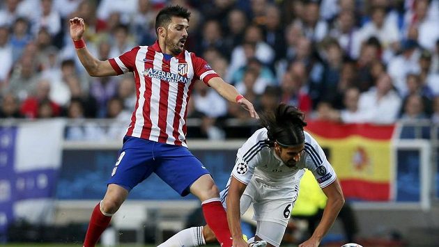 David Villa z Atlétika (vlevo) bojuje o míč se Samim Khedirou z Realu. David Villa z Atlétika (vlevo) bojuje o míč se Samim Khedirou z Realu.