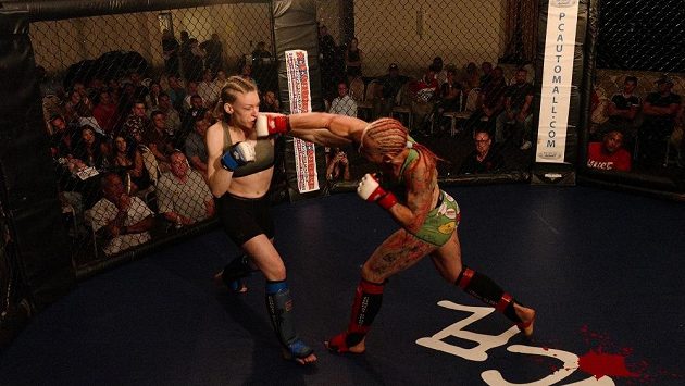 Pavla Kladivová (vpravo) v zápase s Leah Watsonovou. Pavla Kladivová (vpravo) v zápase s Leah Watsonovou.