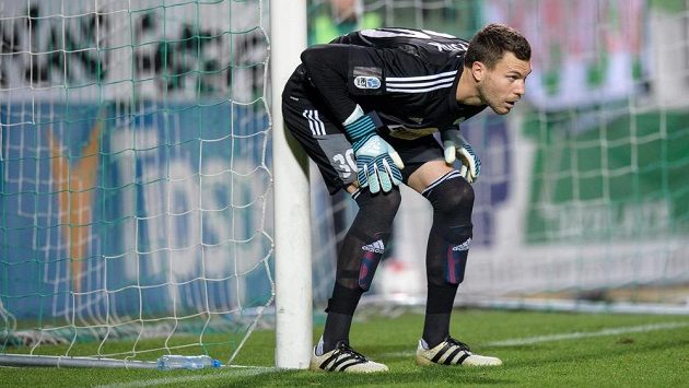 Brankář Bohemians Tomáš Fryšták sleduje míč. Brankář Bohemians Tomáš Fryšták sleduje míč.