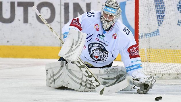 Brankář Liberce Ján Lašák zasahuje v zápase proti Vítkovicím. Brankář Liberce Ján Lašák zasahuje v zápase proti Vítkovicím.