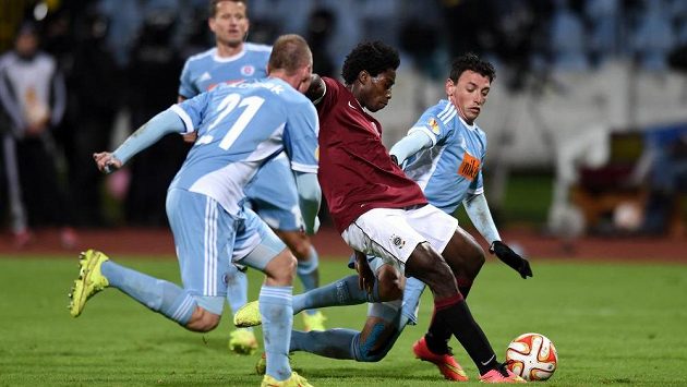 Tiémoko Konaté střílí druhý sparťanský gól na stadiónu Pasienky v Bratislavě. Tiémoko Konaté střílí druhý sparťanský gól na stadiónu Pasienky v Bratislavě.