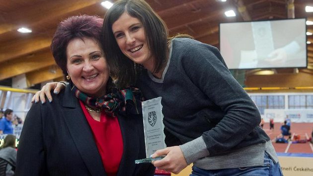 Překážkářka Zuzana Hejnová (vpravo) obdržela plaketu Českého atletického svazu za loňské překonání národního rekordu. Ocenění jí předala bývalá koulařka Helena Fibingerová (vlevo). Překážkářka Zuzana Hejnová (vpravo) obdržela plaketu Českého atletického svazu za loňské překonání národního rekordu. Ocenění jí předala bývalá koulařka Helena Fibingerová (vlevo).