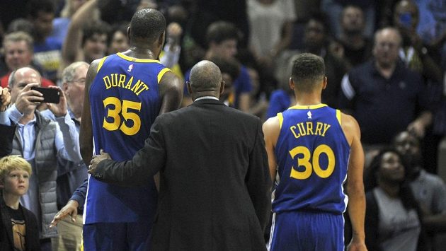 Kevin Durant (vlevo) a Stephen Curry, hvězdy Golden State, odcházejí po vyloučení v zápase na palubovce Memphisu. Kevin Durant (vlevo) a Stephen Curry, hvězdy Golden State, odcházejí po vyloučení v zápase na palubovce Memphisu.