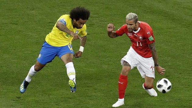 Švýcar Valon Behrami (vpravo) a Brazilec Marcelo. Švýcar Valon Behrami (vpravo) a Brazilec Marcelo.