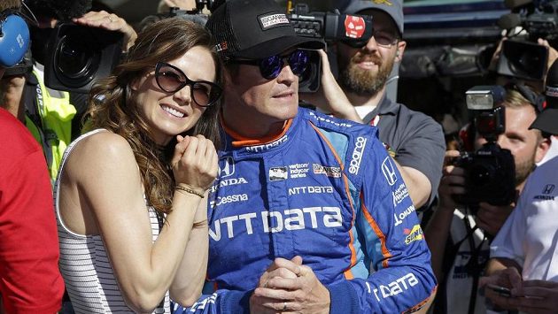 Tady si ještě Scott Dixon s manželkou Emmou užívali radosti po vítězství v kvalifikaci IndyCar, o pár hodin později prožili chvíle strachu. Tady si ještě Scott Dixon s manželkou Emmou užívali radosti po vítězství v kvalifikaci IndyCar, o pár hodin později prožili chvíle strachu.