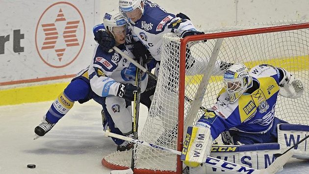 (Zleva) Jan Schleiss z Plzně, Ondřej Kratěna z Plzně a brankář Zlína Libor Kašík. (Zleva) Jan Schleiss z Plzně, Ondřej Kratěna z Plzně a brankář Zlína Libor Kašík.