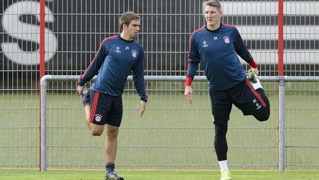 Obránce Bayernu Mnichov Philipp Lahm (vlevo) se spoluhráčem Bastianem Schweinsteigerem na tréninku před utkáním Ligy mistrů s Plzní. Obránce Bayernu Mnichov Philipp Lahm (vlevo) se spoluhráčem Bastianem Schweinsteigerem na tréninku před utkáním Ligy mistrů s Plzní.