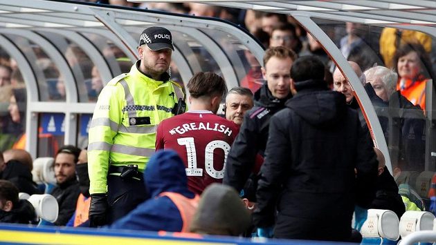 Derby v 36. kole druhé anglické fotbalové ligy mezi Birminghamem a Aston Villou narušilo v úvodu utkání napadení záložníka hostů Jacka Grealishe domácím fanouškem. Derby v 36. kole druhé anglické fotbalové ligy mezi Birminghamem a Aston Villou narušilo v úvodu utkání napadení záložníka hostů Jacka Grealishe domácím fanouškem.