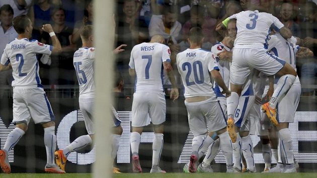 Slovenští fotbalisté oslavují gól vstřelený Makedonii. Slovenští fotbalisté oslavují gól vstřelený Makedonii.