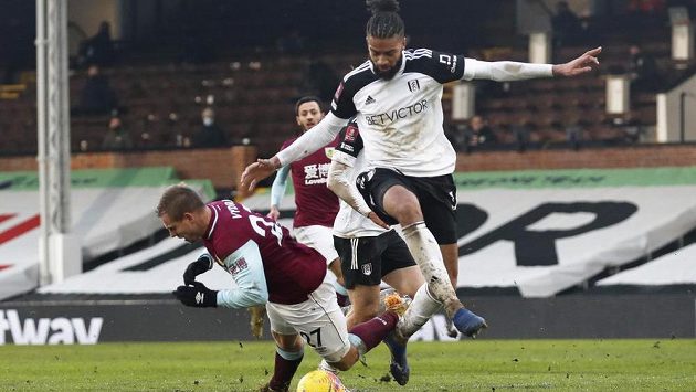 Michael Hector z Fulhamu fauluje Matěje Vydru z Burnley. Michael Hector z Fulhamu fauluje Matěje Vydru z Burnley.