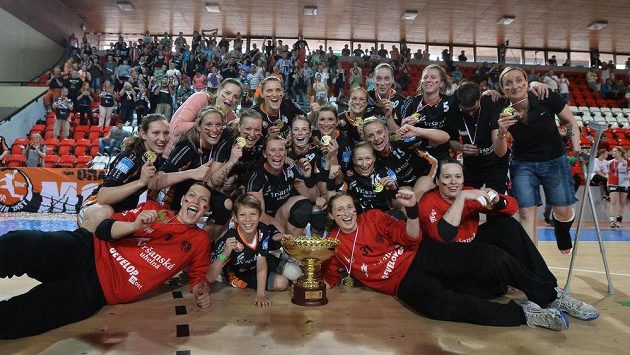 Házenkářky Mostu obhájily domácí titul. Prestižní Ligu mistryň si však nezahrají Házenkářky Mostu obhájily domácí titul. Prestižní Ligu mistryň si však nezahrají