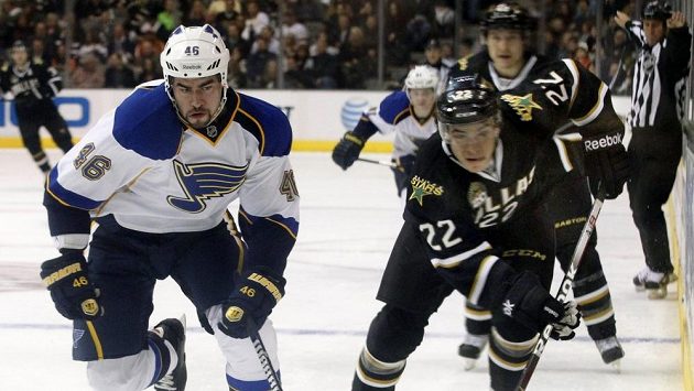 Český hokejový obránce Roman Polák (vlevo) v barvách St. Louis Blues. Český hokejový obránce Roman Polák (vlevo) v barvách St. Louis Blues.