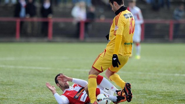 Albiach Nestor z Dukly (vpravo) a Jan Vošahlík ze Slavie. Albiach Nestor z Dukly (vpravo) a Jan Vošahlík ze Slavie.