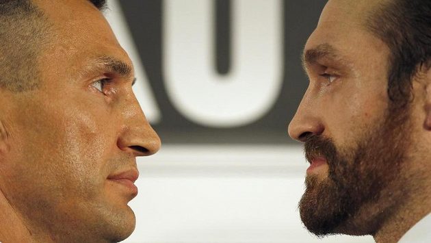 Vladimir Kličko a Tyson Fury (vpravo) Vladimir Kličko a Tyson Fury (vpravo)