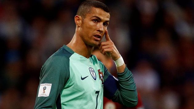 Portugalec Cristiano Ronaldo má ve Španělsku problém s daňovými úniky. Portugalec Cristiano Ronaldo má ve Španělsku problém s daňovými úniky.