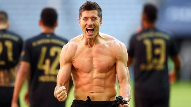 Robert Lewandowski slaví překonání rekordu Gerda Müllera Robert Lewandowski slaví překonání rekordu Gerda Müllera